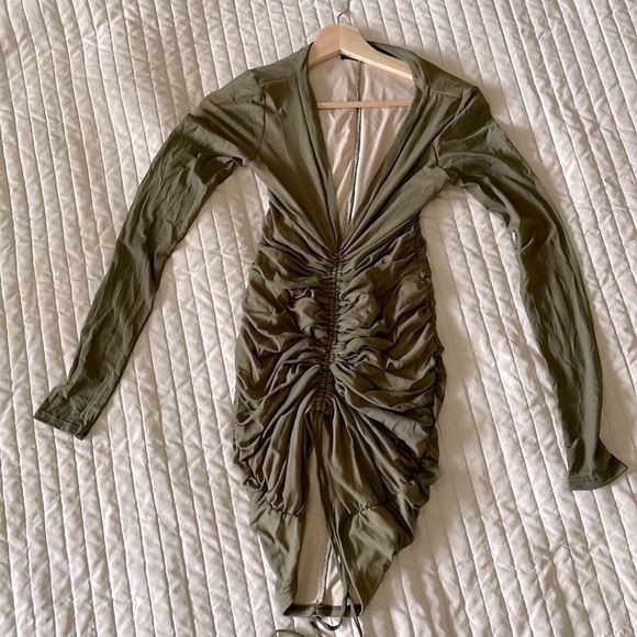 - s t u n n i n g d r e s s - - Picture 1 of 2